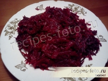 Слоеный салат с соленой скумбрией и корейской морковью