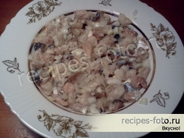 Слоеный салат с соленой скумбрией и корейской морковью