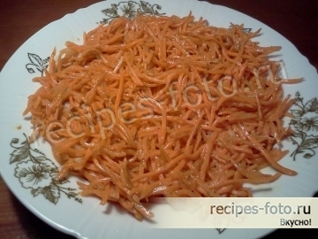 Слоеный салат с соленой скумбрией и корейской морковью