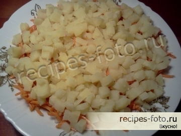 Слоеный салат с соленой скумбрией и корейской морковью