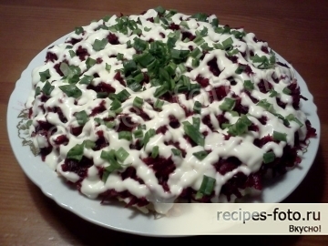 Слоеный салат с соленой скумбрией и корейской морковью