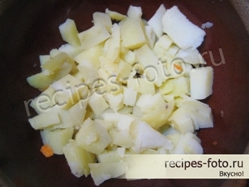 Слоеный салат с жареными грибами, яйцами и сыром