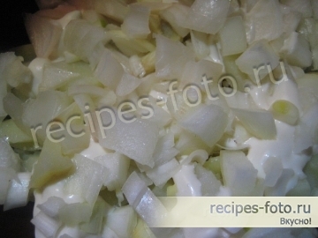 Слоеный салат с жареными грибами, яйцами и сыром
