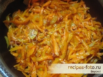 Слоеный салат с жареными грибами, яйцами и сыром