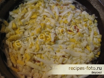 Слоеный салат с жареными грибами, яйцами и сыром