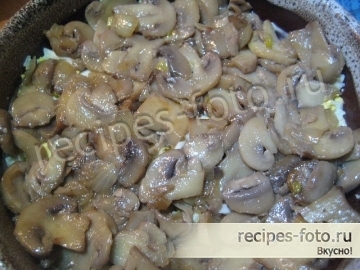 Слоеный салат с жареными грибами, яйцами и сыром