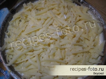 Слоеный салат с жареными грибами, яйцами и сыром