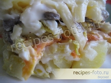 Слоеный салат с жареными грибами, яйцами и сыром
