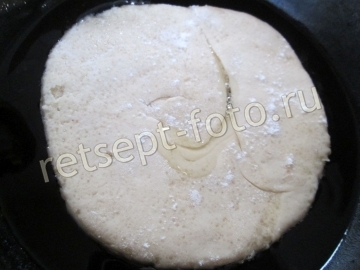 Слоеные лепешки с сахаром на сковороде