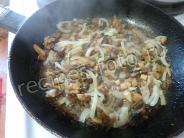 Слоеный пирог с курицей и грибами