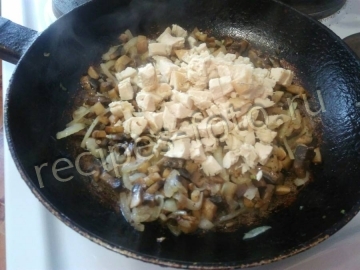 Слоеный пирог с курицей и грибами