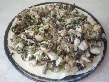Слоеный пирог с курицей и грибами