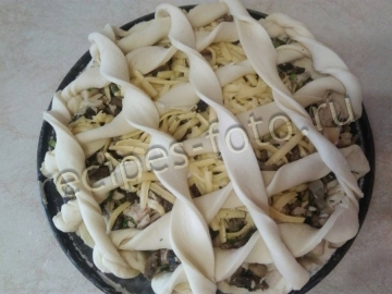 Слоеный пирог с курицей и грибами