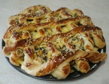 Слоеный пирог с курицей и грибами