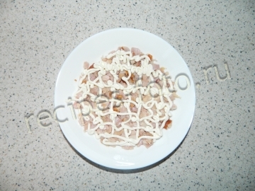 Слоеный салат "Нежность" с копченой курицей и свеклой на праздник