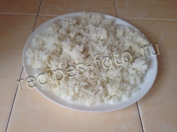 Слоеный салат из печени трески с рисом и сыром
