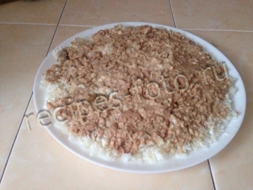 Слоеный салат из печени трески с рисом и сыром