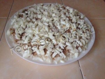 Слоеный салат из печени трески с рисом и сыром