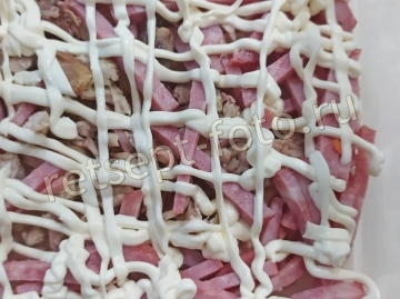 Слоеный салат с фасолью, ветчиной и морковью