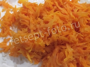 Слоеный салат с фасолью, ветчиной и морковью