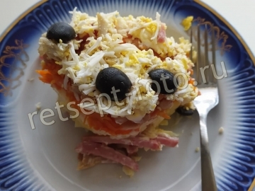 Слоеный салат с фасолью, ветчиной и морковью