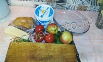 Слоеный салат с копченой курицей и помидорами на праздник