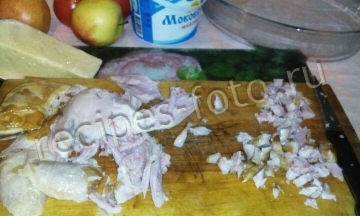 Слоеный салат с копченой курицей и помидорами на праздник