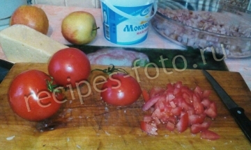 Слоеный салат с копченой курицей и помидорами на праздник