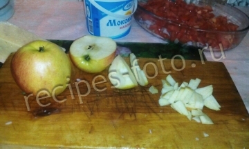 Слоеный салат с копченой курицей и помидорами на праздник