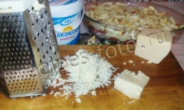 Слоеный салат с копченой курицей и помидорами на праздник