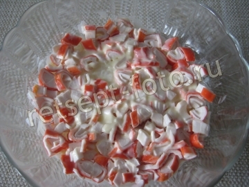 Слоеный салат с крабовыми палочками и грибами