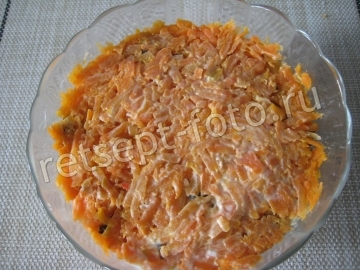 Слоеный салат с крабовыми палочками и грибами