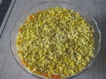 Слоеный салат с крабовыми палочками и грибами