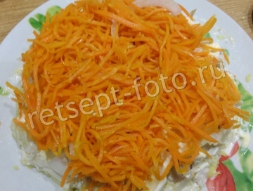 Слоеный салат с курицей и морковью по-корейски