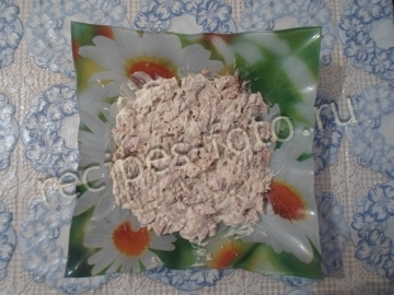 Слоеный салат с курицей, киви и корейской морковью