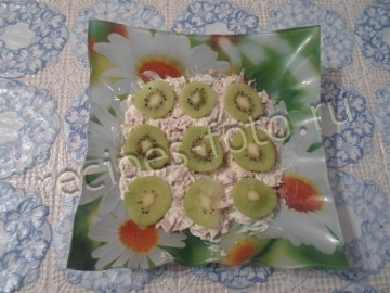 Слоеный салат с курицей, киви и корейской морковью