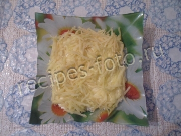 Слоеный салат с курицей, киви и корейской морковью