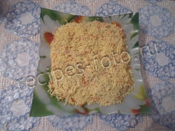 Слоеный салат с курицей, киви и корейской морковью