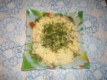 Слоеный салат с курицей, киви и корейской морковью