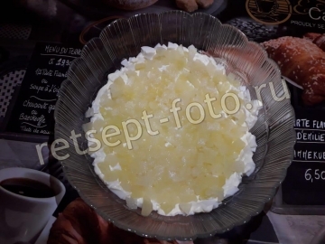 Слоеный салат с курицей, крабовыми палочками и ананасами