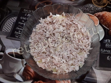 Слоеный салат с курицей, крабовыми палочками и ананасами