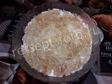 Слоеный салат с курицей, крабовыми палочками и ананасами