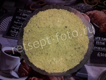 Слоеный салат с курицей, крабовыми палочками и ананасами