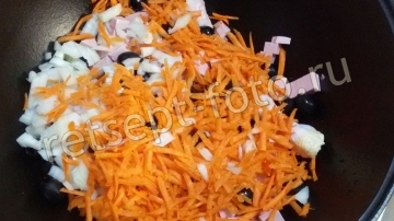 Солянка с колбасой и курицей в казане дома