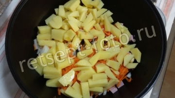 Солянка с колбасой и курицей в казане дома