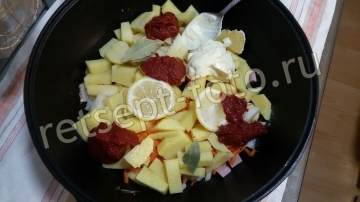 Солянка с колбасой и курицей в казане дома