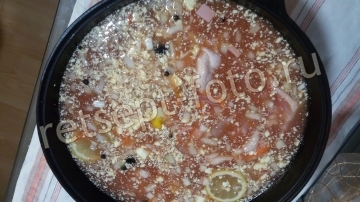 Солянка с колбасой и курицей в казане дома
