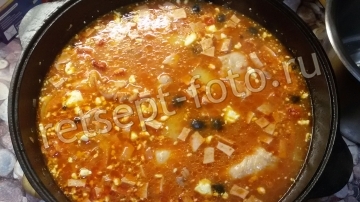 Солянка с колбасой и курицей в казане дома