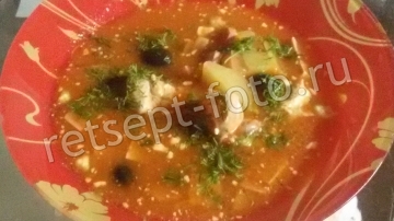 Солянка с колбасой и курицей в казане дома
