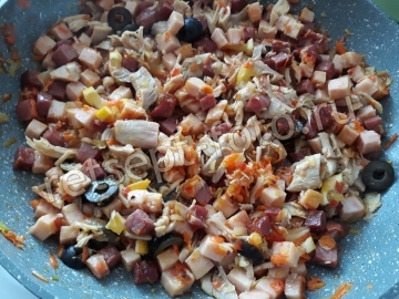 Солянка с курицей, ветчиной и вяленой говядиной